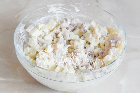 Перемешанная закуска из сельди с яблоком и луком