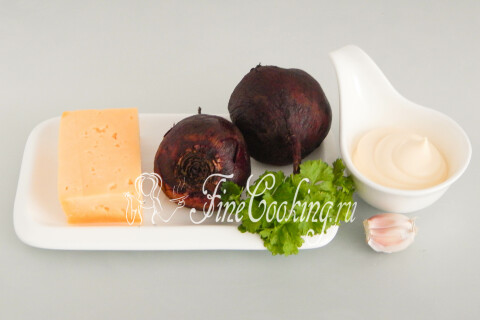 Продукты для закуски из свёклы с сыром: свёкла, сыр, майонез, чеснок и петрушка.