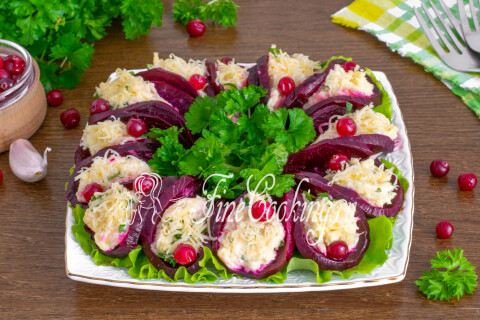 Закуска из свёклы с сыром на блюде, готовая к подаче.