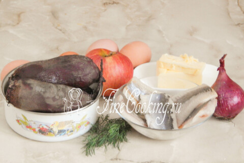 Продукты для закуски со свёклой и селёдкой: сельдь, свёкла, яблоки, лук, яйца, сливочное масло и укроп.