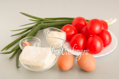Продукты для закуски Тюльпаны: помидоры, куриные яйца, плавленый сыр, майонез, чеснок и зеленый лук