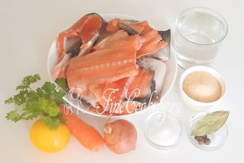 Продукты для заливного из рыбы: вода, красная рыба, желатин, морковь, лук, лимон, петрушка, специи.
