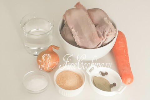 Продукты для заливного из языка: свиные языки, морковь, репчатый лук и желатин.