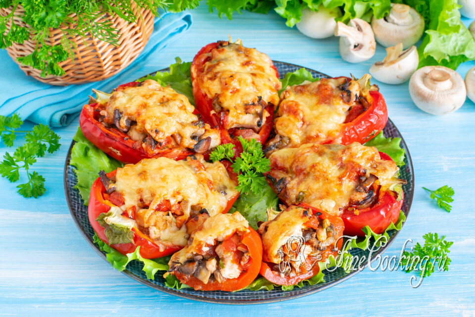 Запеченный перец, фаршированный курицей и грибами — готовое блюдо