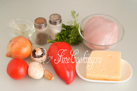 Продукты для фаршированного перца: сладкий перец, куриное филе, шампиньоны, лук, помидоры и сыр.