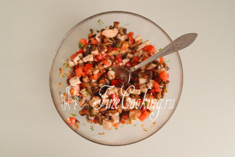 Готовая начинка из курицы, грибов и овощей в сковороде.
