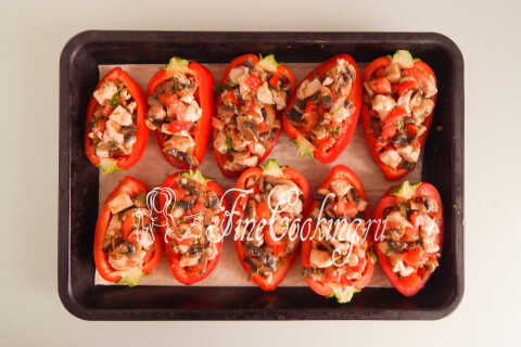 Половинки перца, наполненные куриной начинкой с грибами.