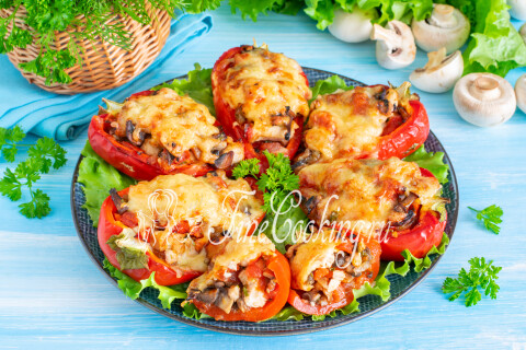 Запечённый перец с курицей, грибами и сыром на тарелке.