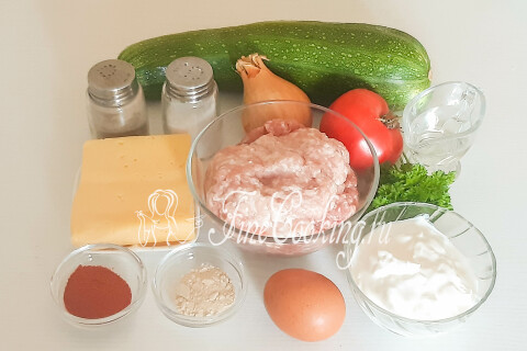 Продукты для запеканки: кабачки, мясной фарш, куриные яйца, сыр, сметана, помидоры и специи.