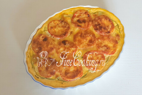 Форма с овощами, фаршем и сыром в разогретой духовке.