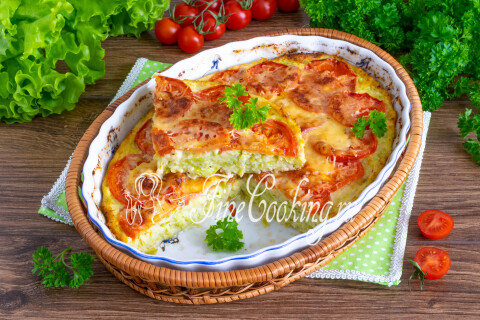 Готовая запеканка из кабачков с сыром и помидорами на тарелке.