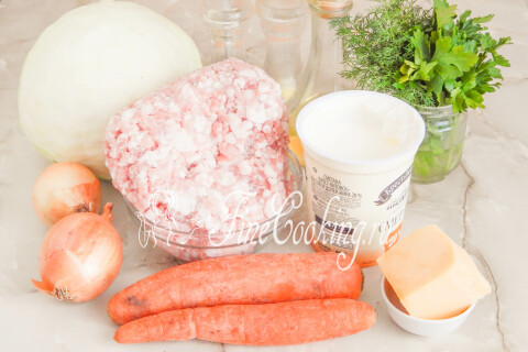 Продукты для запеканки из капусты с фаршем: капуста, свиной фарш, морковь, лук, сметана, сыр и зелень.