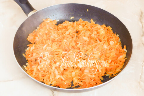 Белокочанная капуста, нашинкованная тонкой соломкой.