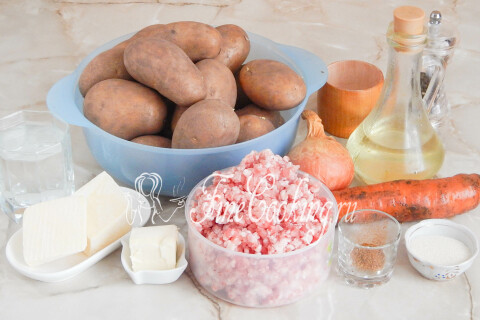 Картофель, свиной фарш, морковь, лук и сыр — продукты для запеканки