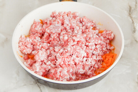Мясной фарш добавлен к обжаренным моркови и луку на сковороде