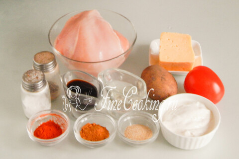 Продукты для запеканки: картофель, куриное филе, помидоры, сыр, сметана, соевый соус и специи.