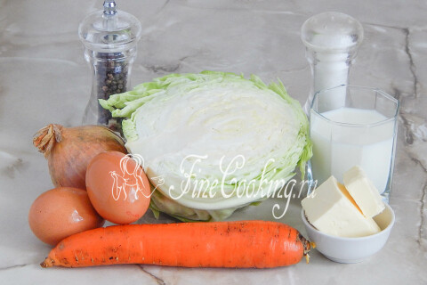 Продукты для капустной запеканки: молодая капуста, морковь, лук, молоко, яйца и сливочное масло