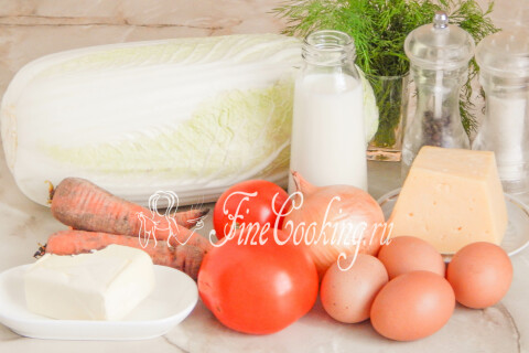 Продукты для запеканки из пекинской капусты: капуста, морковь, лук, помидоры и сыр