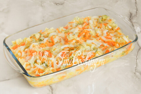 Тушёные овощи с капустой, переложенные в форму для запекания