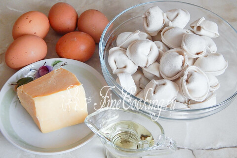 Продукты для запеканки «Ленивая жена»: пельмени, яйца, российский сыр и растительное масло