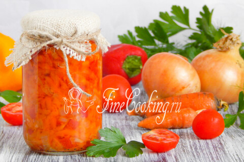 Баночка овощной заправки для супа рядом со свежей зеленью