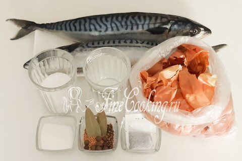Продукты для засолки скумбрии: рыба, луковая шелуха, чёрный чай, соль, сахар и специи.