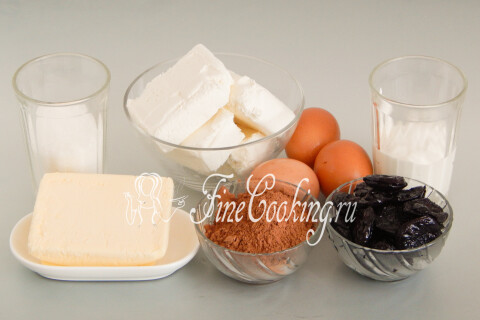 Продукты для заварной шоколадной пасхи: творог, масло, яйца, сахар, сметана, какао и чернослив