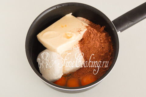 Творог, масло, яйца, сахар, сметана и какао в сотейнике