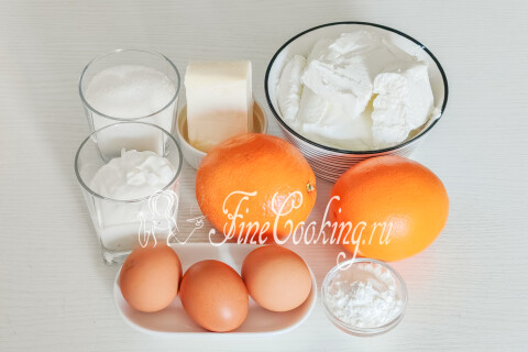 Продукты для творожной пасхи с апельсинами: творог, апельсины, яйца, сметана и масло.