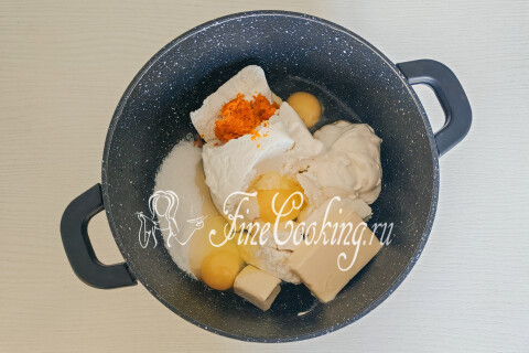 Творог со сметаной, маслом, сахаром, яйцами и цедрой в кастрюле.
