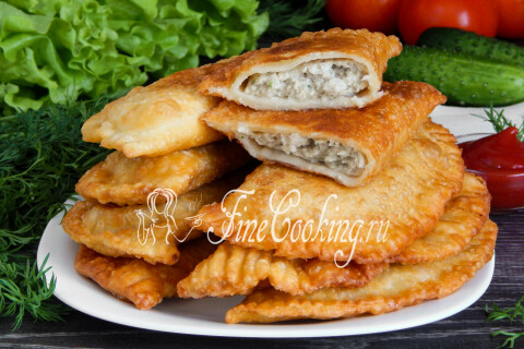 Домашние чебуреки с хрустящей корочкой и сочной мясной начинкой на тарелке