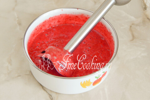 Земляничное пюре с сахаром, измельчённое погружным блендером.