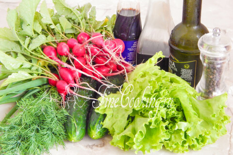 Продукты для зелёного салата с редисом: салатные листья, огурцы, редис, зелёный лук и укроп
