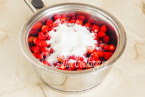 Земляника, засыпанная желирующим сахаром в кастрюле