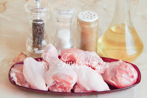 Продукты для жареной курицы: куриное мясо, масло, соль, перец, приправа и чеснок.
