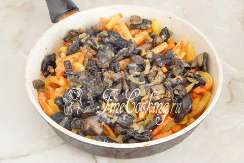 Картофель с обжаренными грибами и луком, перемешанные лопаткой