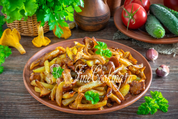 Жареная картошка с лисичками и луком на сковороде