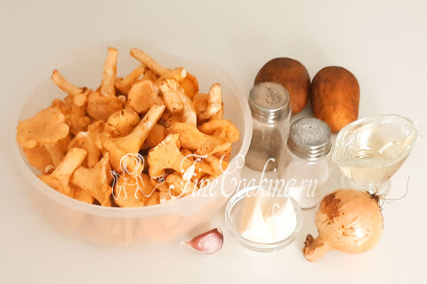 Продукты для жареной картошки с лисичками: картофель, грибы, лук и чеснок.