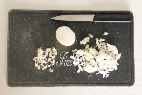 Луковица, нарезанная мелким кубиком, и измельчённый чеснок.