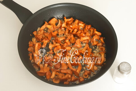 Жареные лисички с луком, посоленные по вкусу.