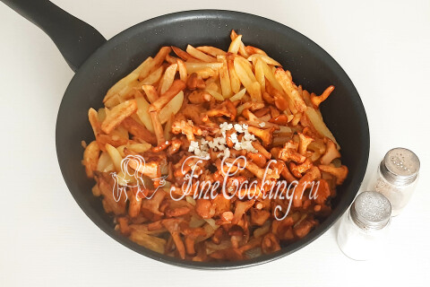 Готовый картофель с добавленными лисичками, чесноком и перцем.