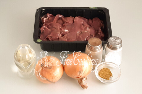Продукты для жареной печени с луком: куриная печень, репчатый лук, мука, хмели-сунели, соль и перец