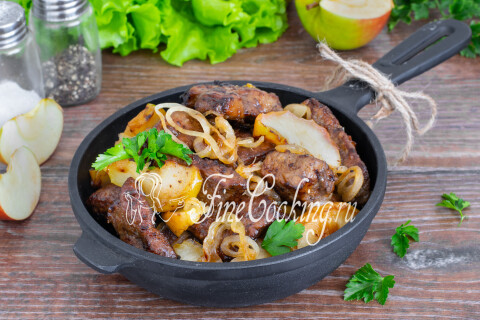 Печень с яблоками и луком на тарелке, поданная горячей