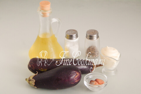 Продукты для жареных баклажанов: баклажаны, растительное масло, майонез, чеснок, соль и перец.