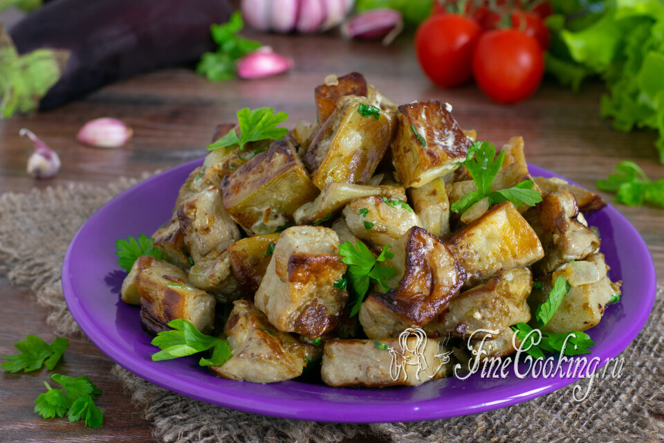 Жареные баклажаны с яйцами, луком и чесноком — готовое блюдо