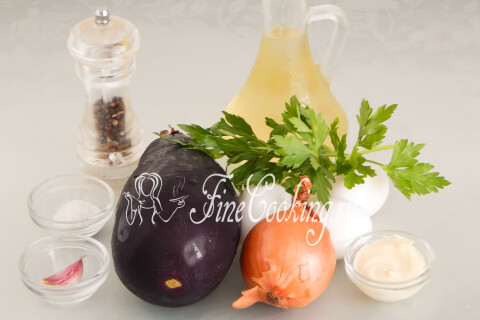 Продукты для жареных баклажанов: баклажаны, яйца, репчатый лук, чеснок и петрушка