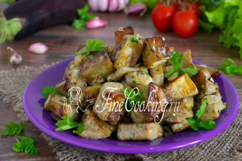 Жареные баклажаны с яйцами и зеленью, поданные на тарелке