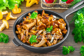 Жареные лисички с луком на сковороде