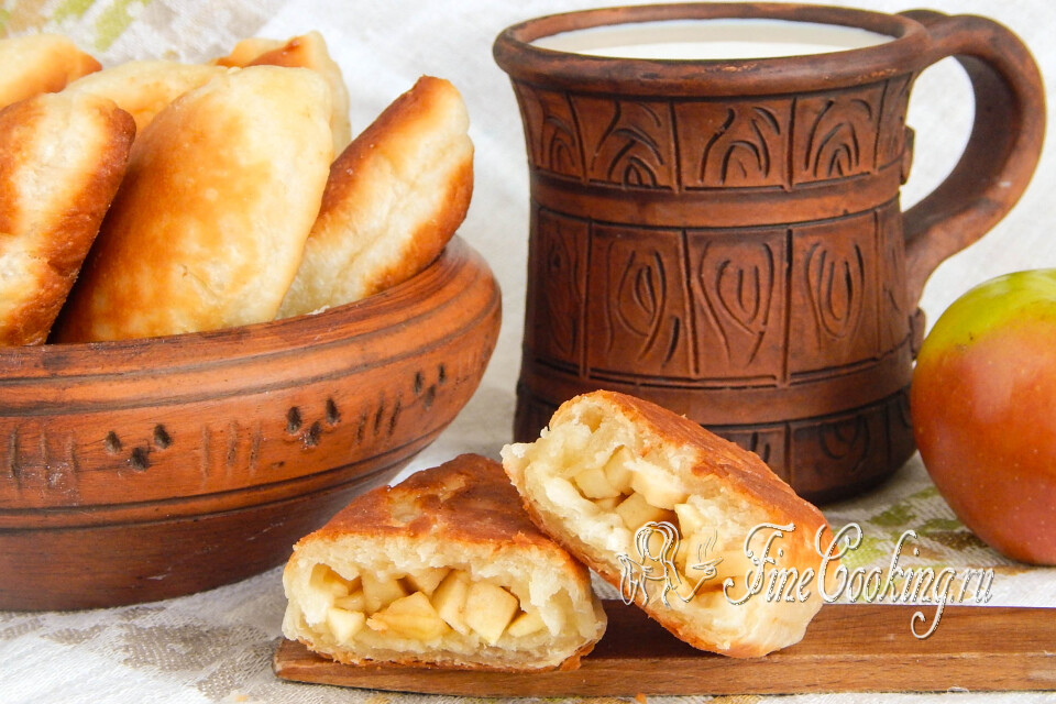Жареные пирожки с яблоками — готовое блюдо