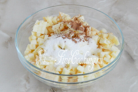 Нарезанные кубиком яблоки с сахаром и молотой корицей в миске